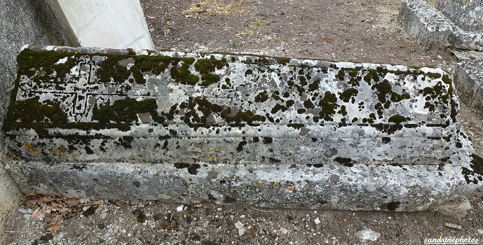 Tombe pierre tumulaire monument sépulcral René Charette notaire à Bouresse 1647