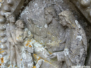 tombe double cimetière de Bouresse Détail des sculptures droites 