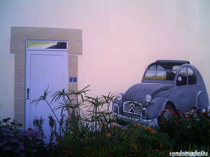 trompe l`oeil peint sur un mur de l`ancienne paroisse Bouresse